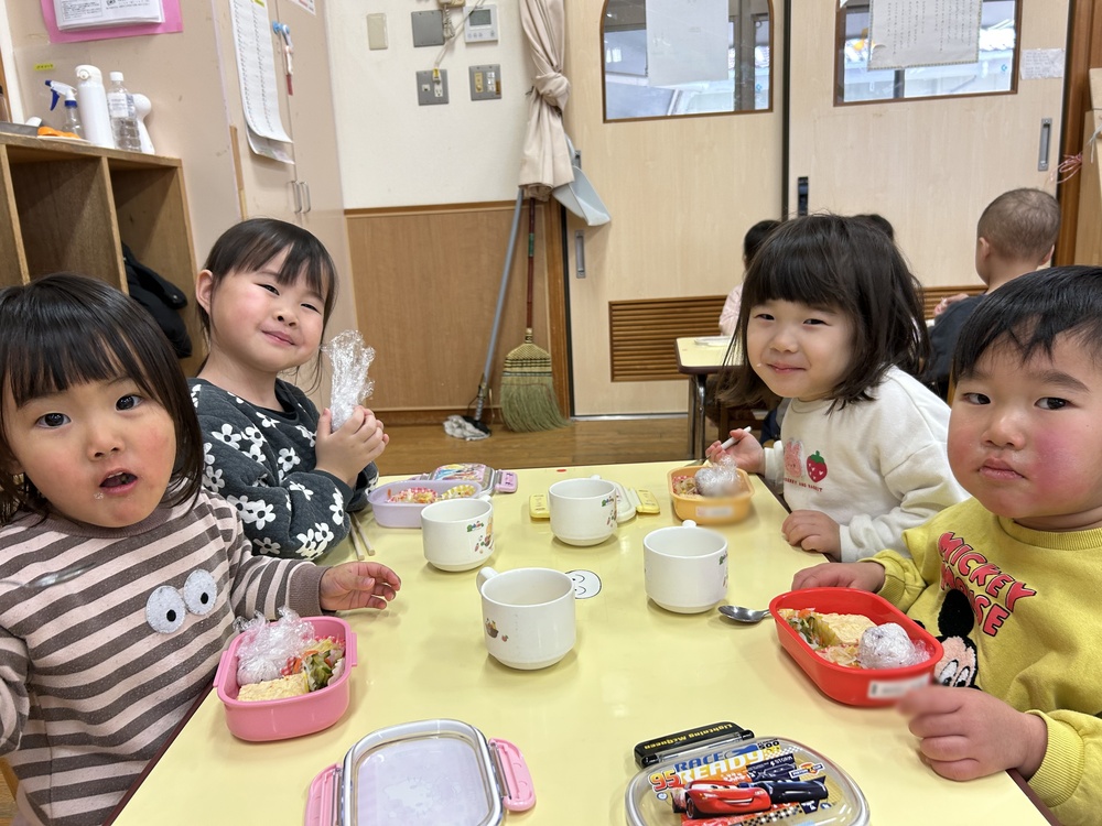 お弁当ごっこを楽しむ子ども (3)