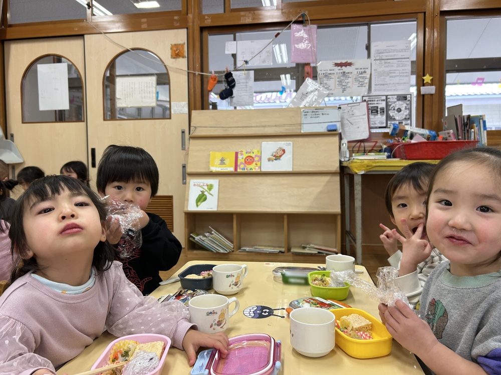 お弁当ごっこを楽しむ子ども (5)