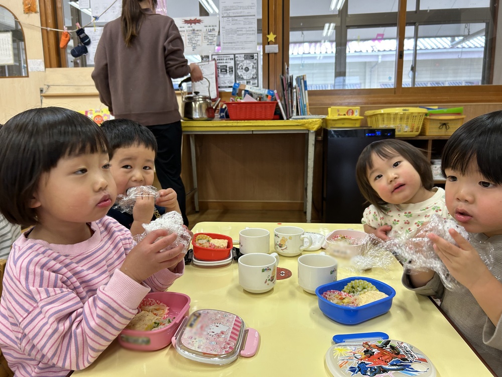 お弁当ごっこを楽しむ子ども (6)