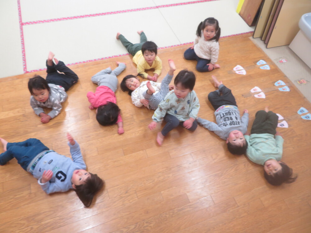 暖を取る子どもたち