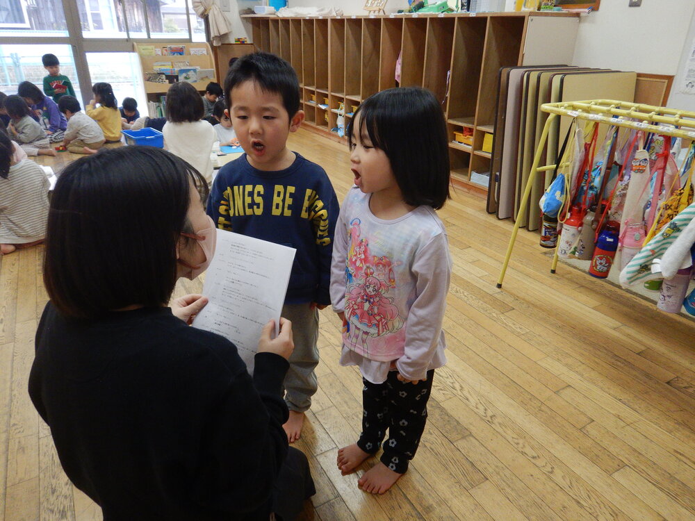お楽しみ会の練習をしている様子 (1)