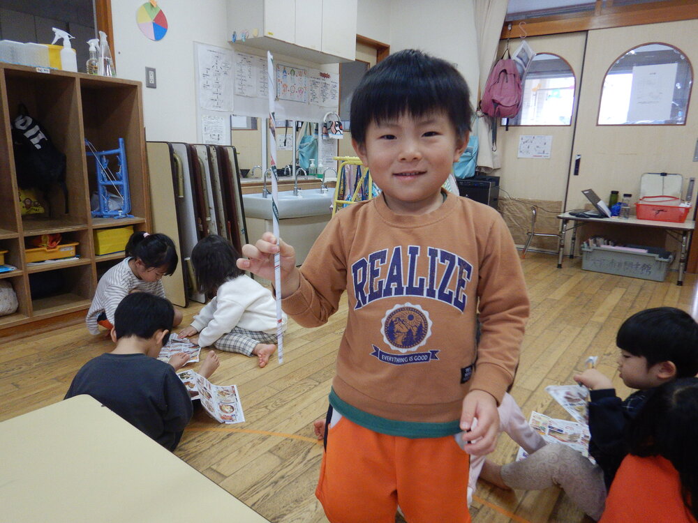 広告紙で遊んでいる様子 (3)