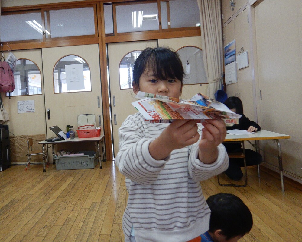広告紙で遊んでいる様子 (2)