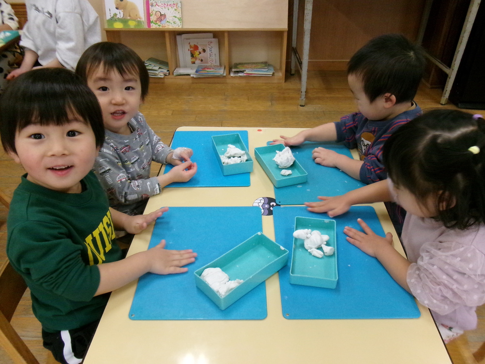 粘土でヘビを作っている様子 (1)