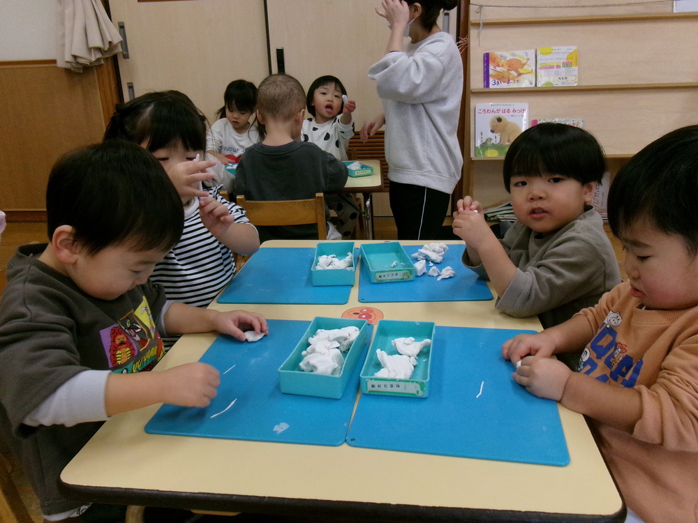 粘土でヘビを作っている様子 (2)