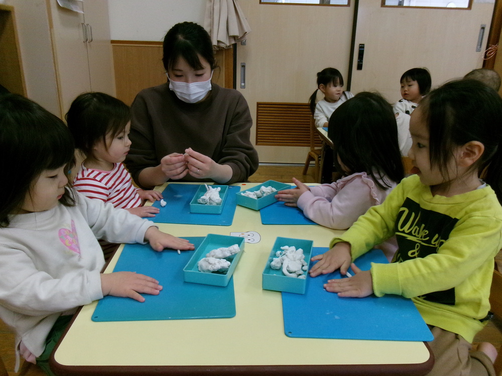 粘土でヘビを作っている様子 (3)