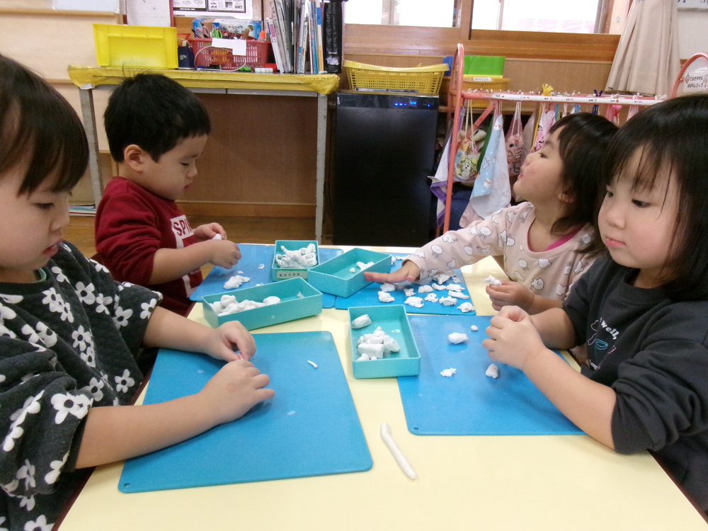 粘土でヘビを作っている様子 (5)