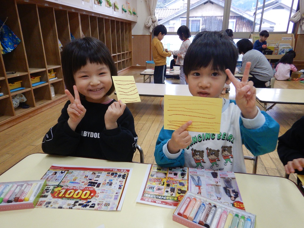 鬼のお面製作をしている様子 (1)