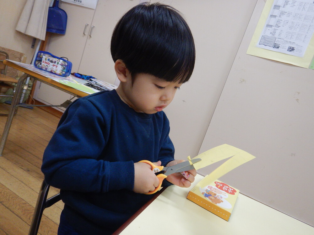 鬼のお面製作をしている様子 (2)