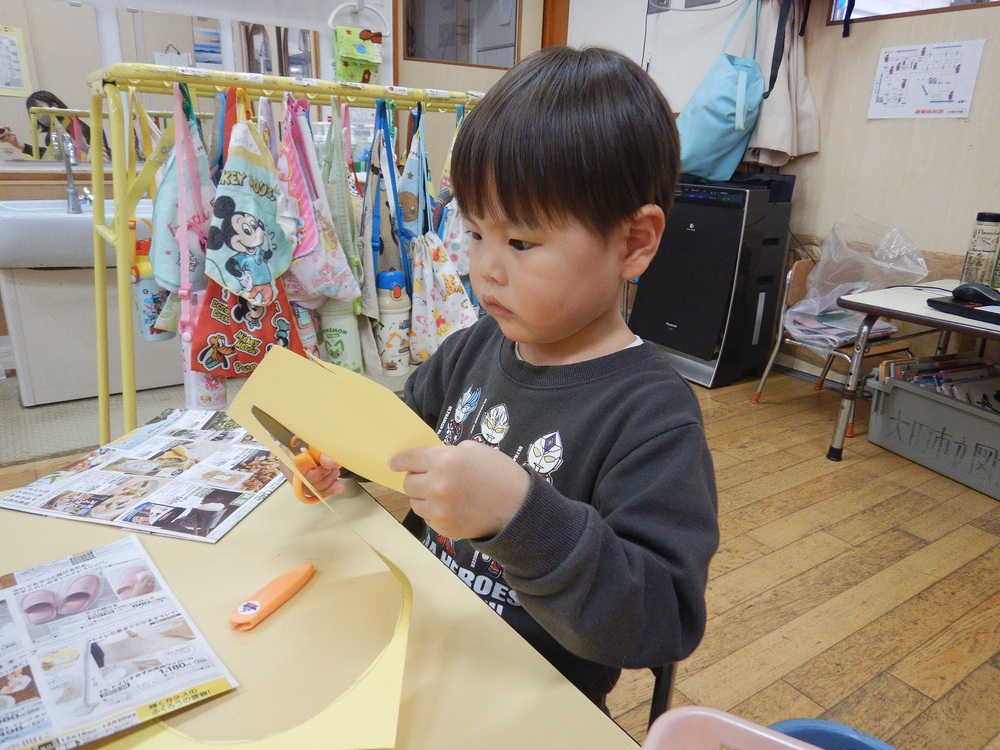 鬼のお面製作をしている様子 (3)