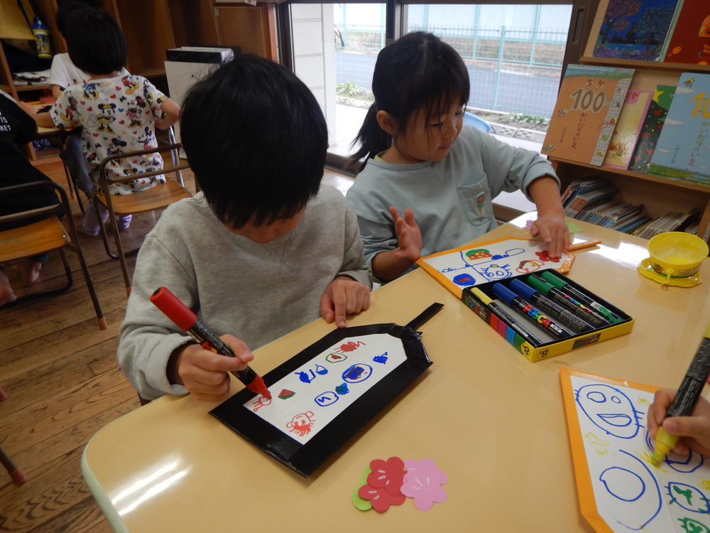 羽子板の絵を描く様子 (4)