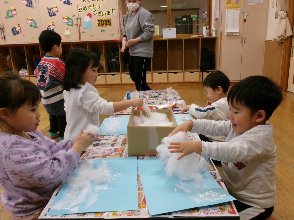 製作を楽しむ子ども (1)