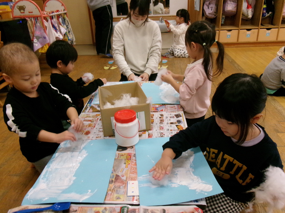 製作を楽しむ子ども (2)