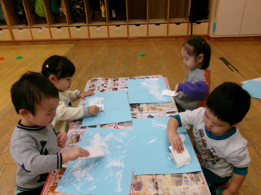 製作を楽しむ子ども (3)