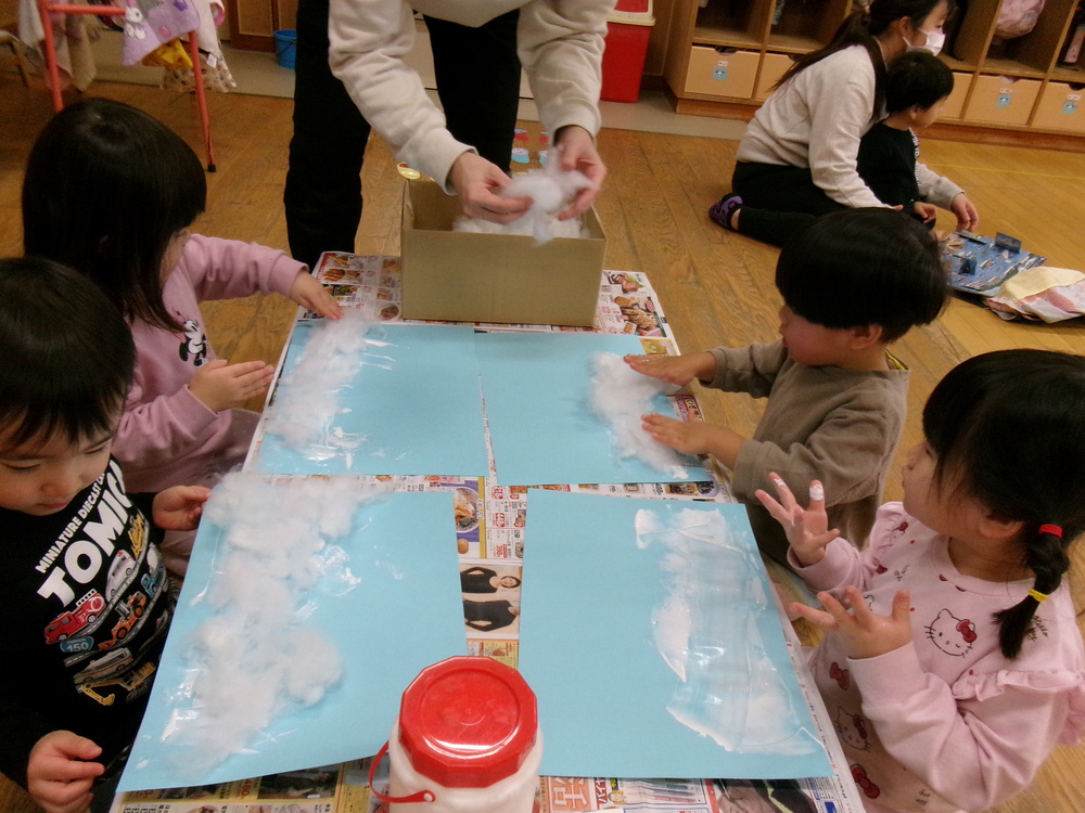 製作を楽しむ子ども (4)