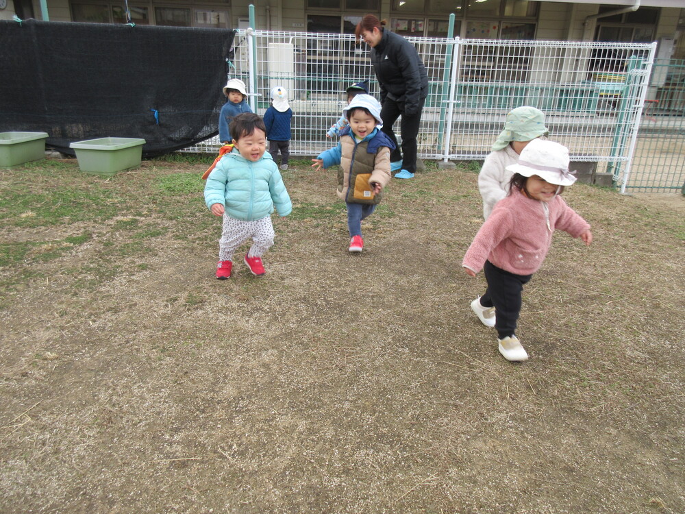 園庭で遊んでいる