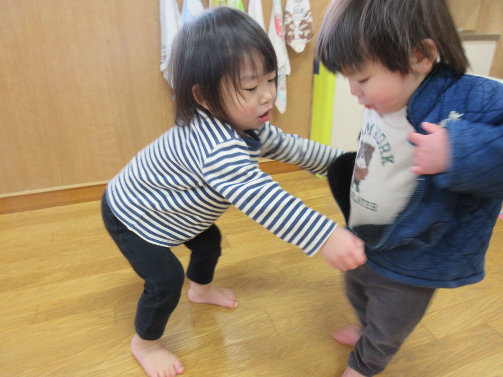 上着を脱がせてあげている