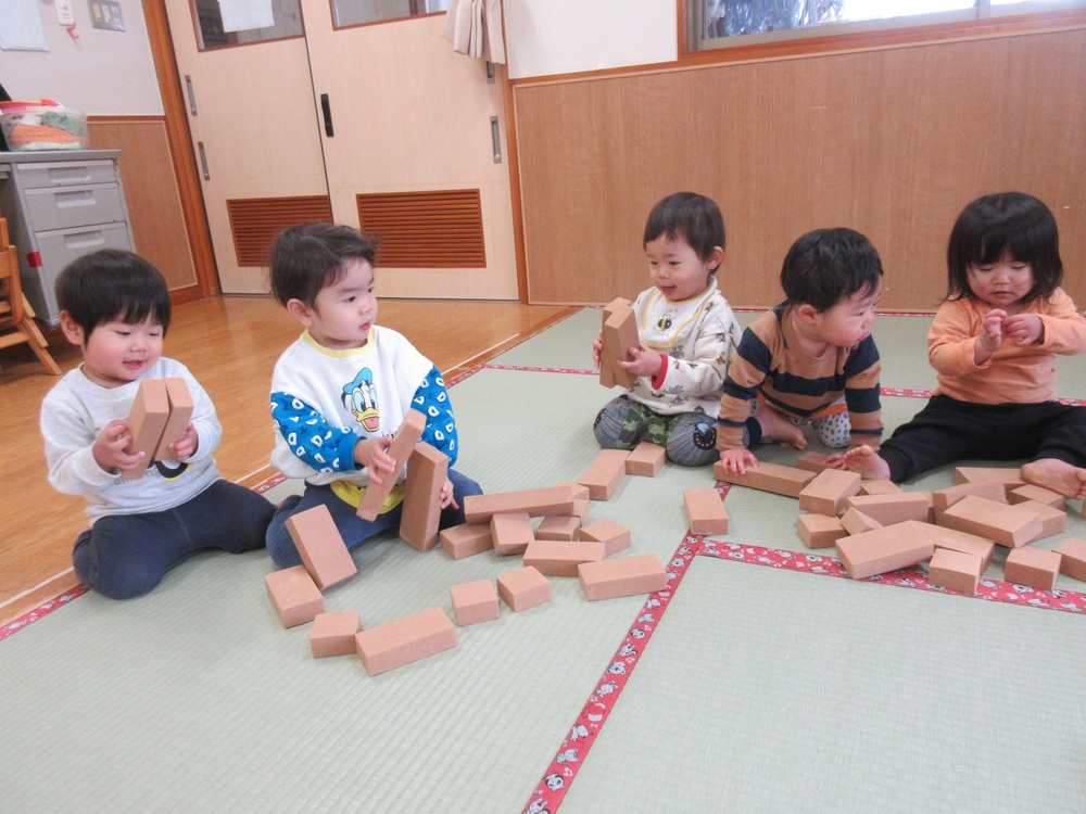 積み木で遊んでいる