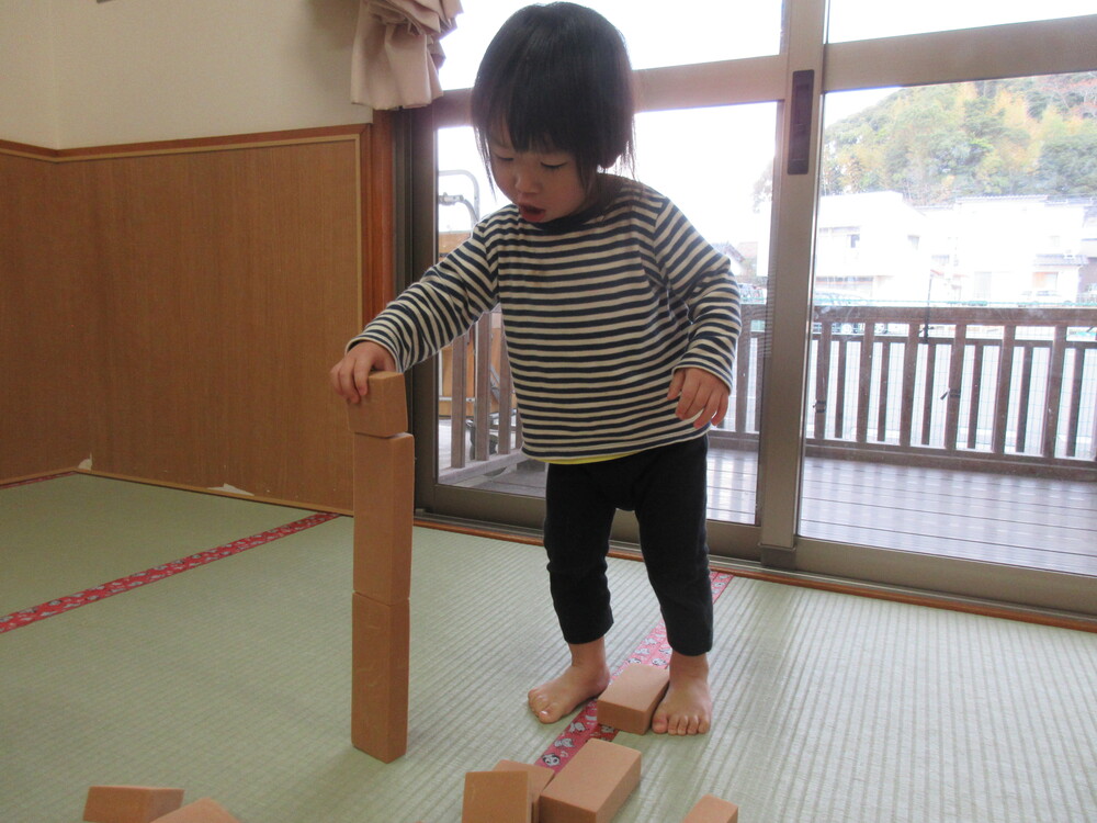 積み木で遊んでいる