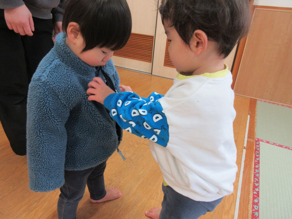 上着を脱がせてあげている