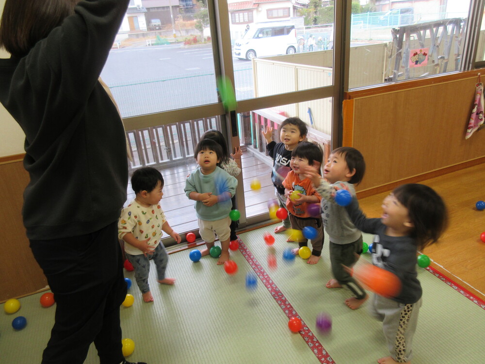 ボールで遊んでいる