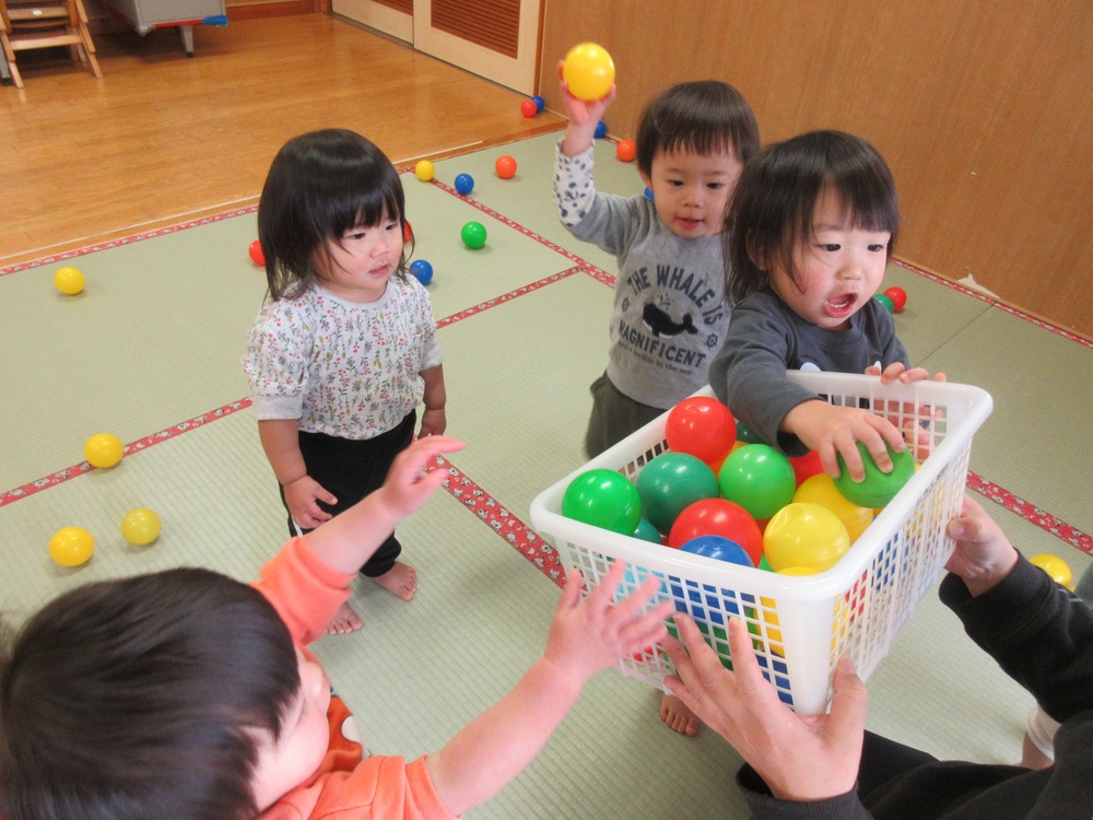 ボールで遊んでいる