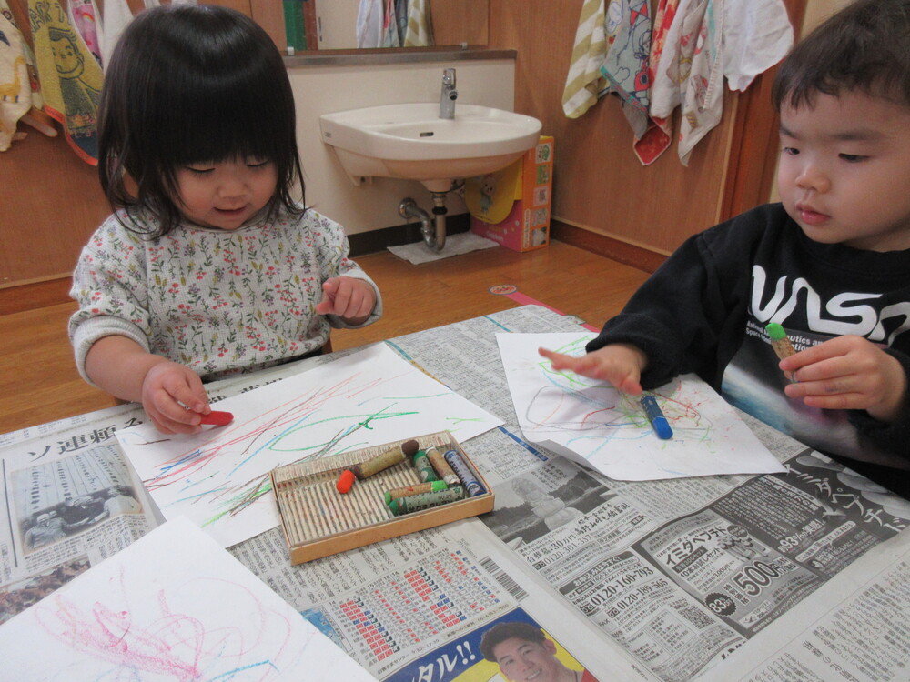 お絵かきしている