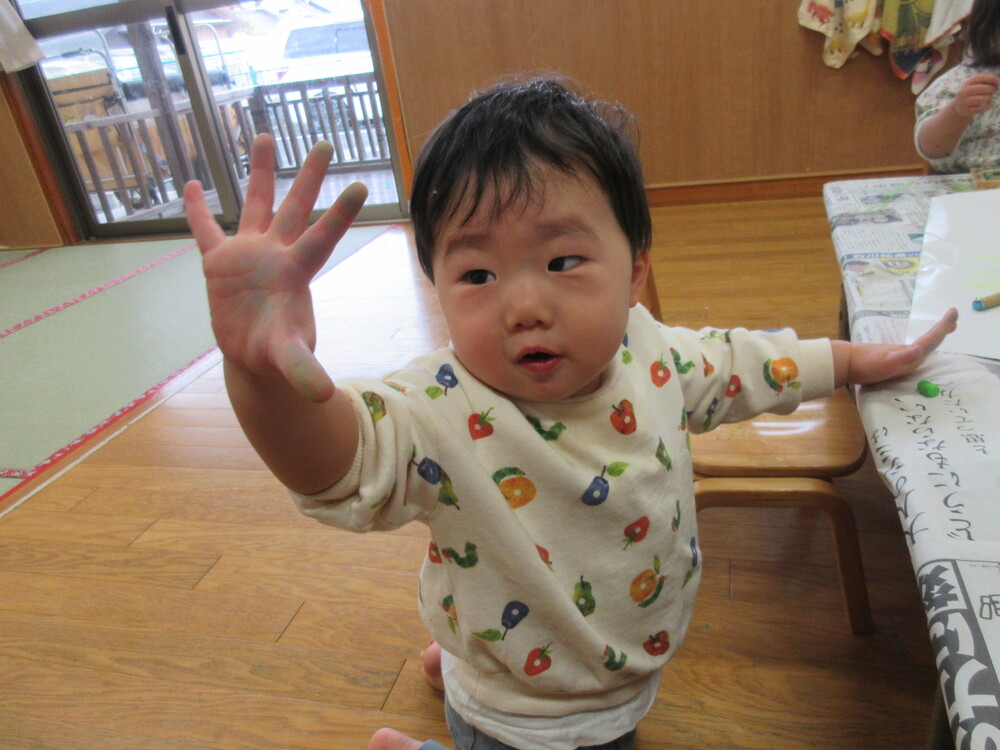 手を見せている