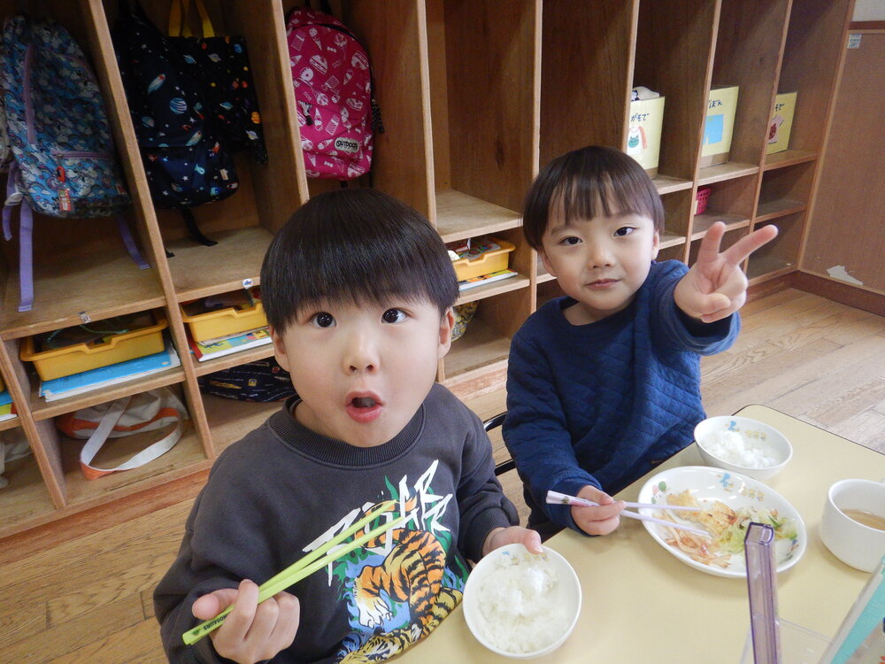 給食を食べる