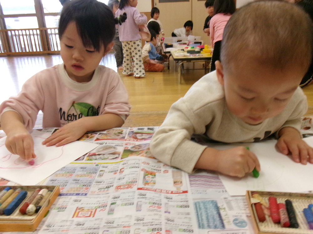 お絵描きをしている子ども (2)