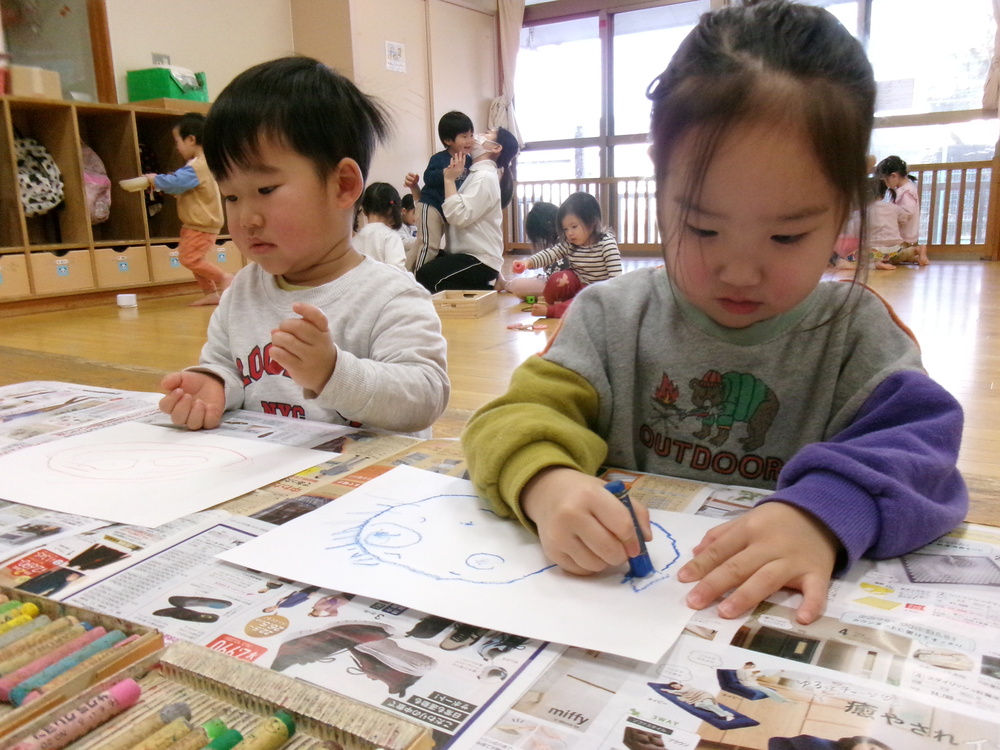 お絵描きをしている子ども (3)