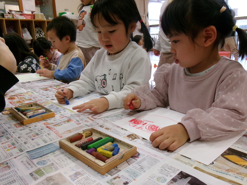 お絵描きをしている子ども (5)