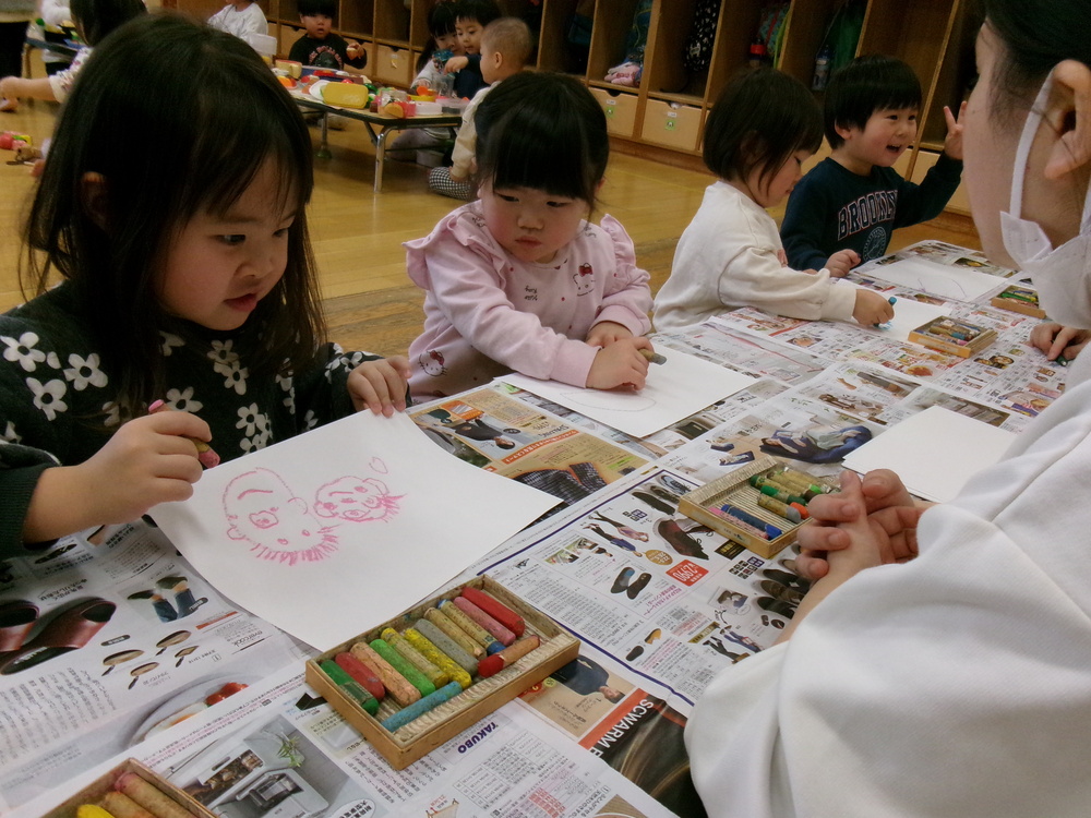 お絵描きをしている子ども (6)