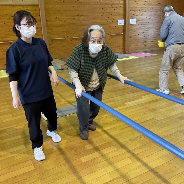 平行棒で歩いています