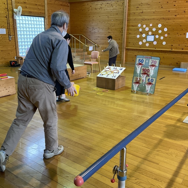 輪投げとボール投げです