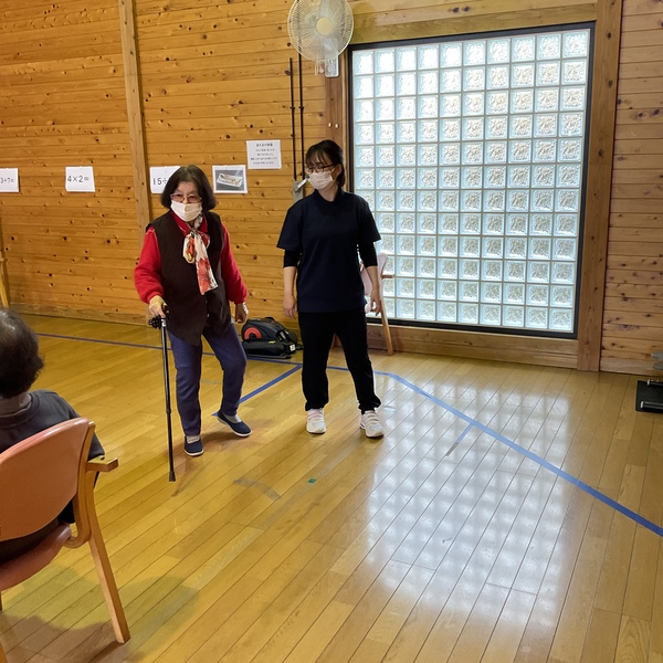歩いています