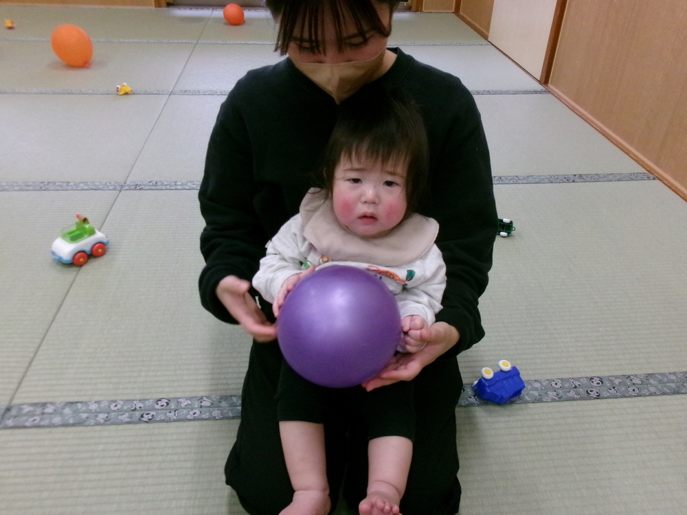 風船で遊ぶ様子