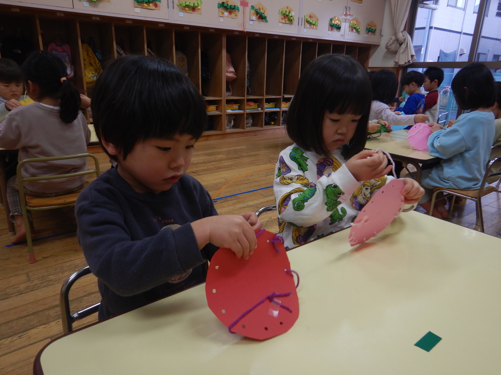 紐通しをしている様子 (1)