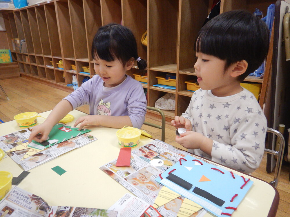 鬼の顔のパーツをつけている様子 (1)