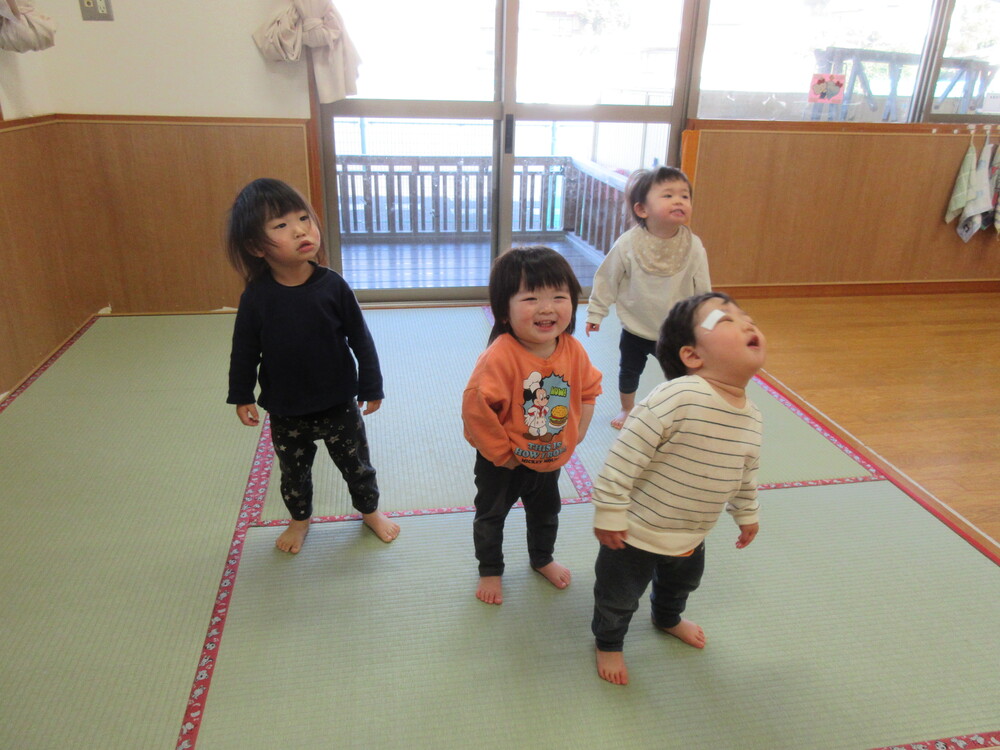 踊っている