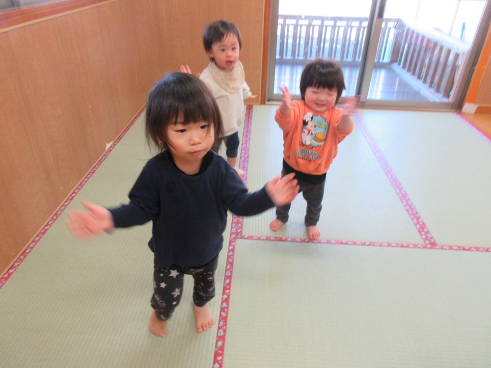 踊っている