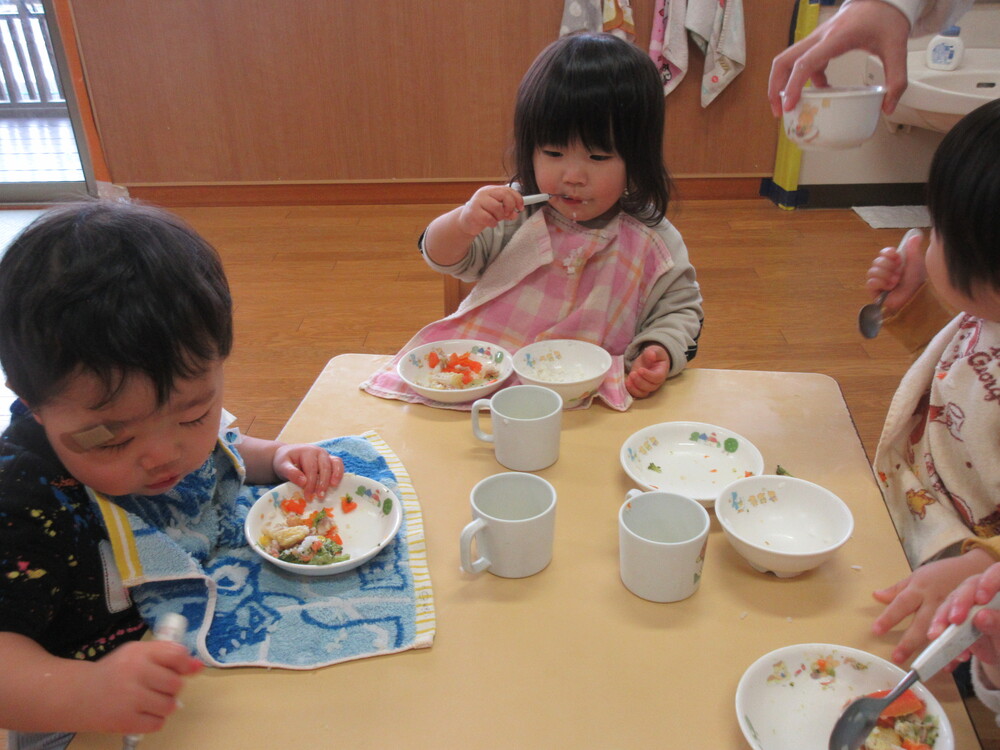 給食の様子 (1)
