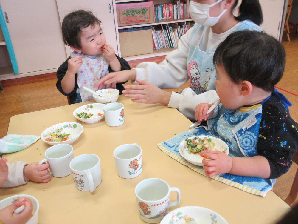 給食の様子 (2)