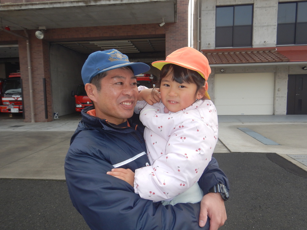 消防士さんに抱っこをしてもらっている様子