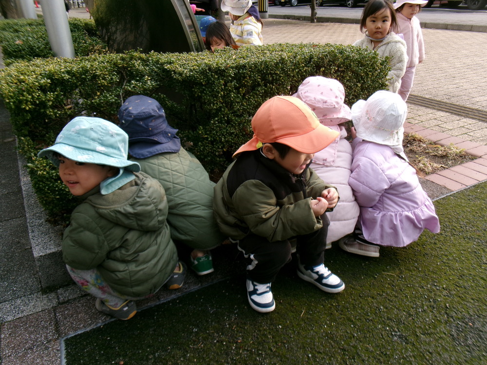 あすてらす前で遊んでいる様子 (1)
