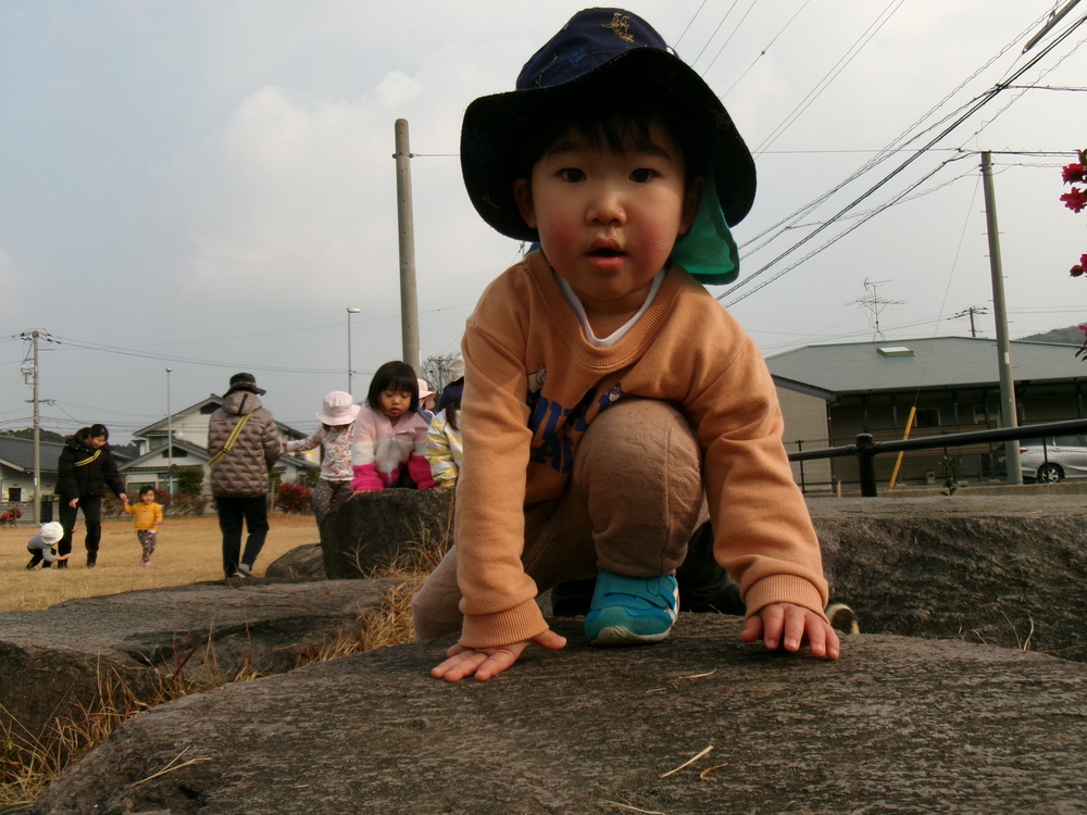 広場で遊ぶ子ども (5)