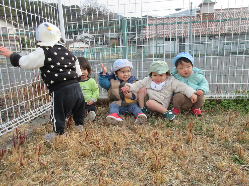 園庭で遊んでいる様子 (5)