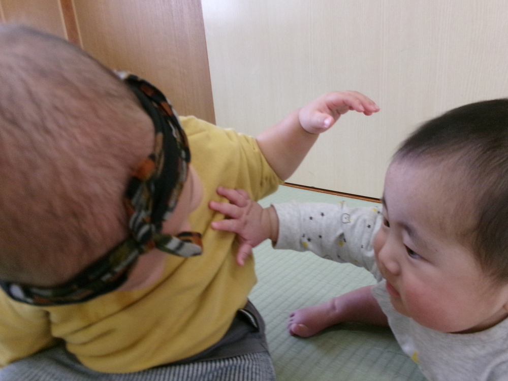 他児と触れ合って遊ぶ様子