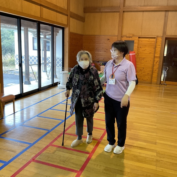 歩いています