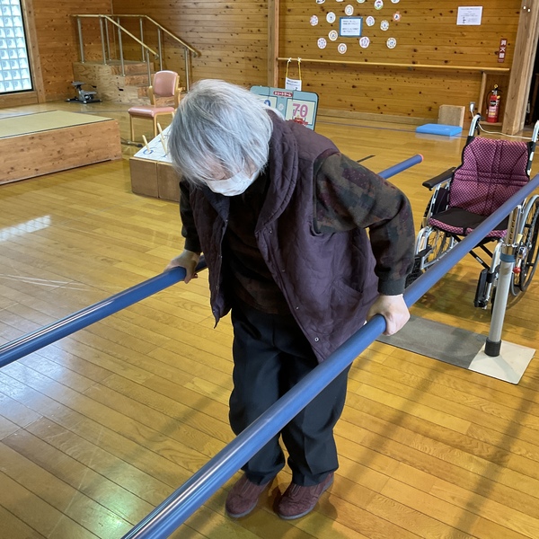 平行棒で歩いています